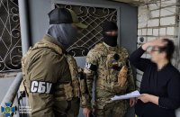 ​СБУ затримала жінку, яка підозрюється в коригуванні російських повітряних атак на Херсон