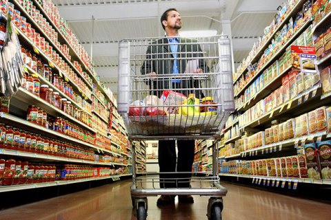 У чернівецькому супермаркеті чоловік купив продукти, переклеївши на них штрих-коди дешевших товарів