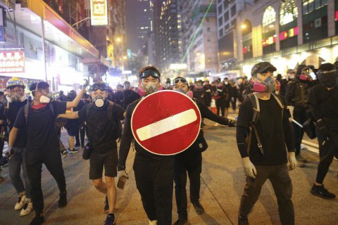 Полиция Гонконга впервые применила боевые патроны на митинге
