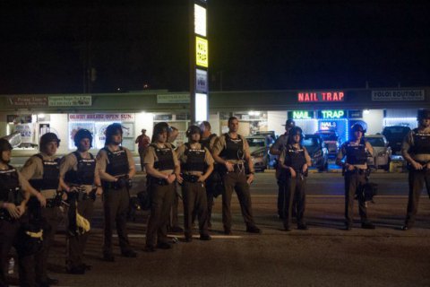 Американский город Сент-Луис охвачен беспорядками после убийства темнокожего подростка полицейскими