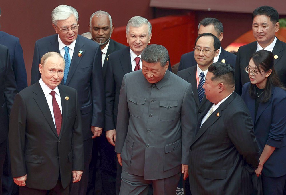 Президент Китаю Сі Цзіньпін ( у центрі), президент РФ Володимир Путін, лідер Північної Кореї Кім Чен Ин та глави
іноземних делегацій під час військового параду на площі Тяньаньмень у Пекіні, Китай, 3 вересня 2025 року