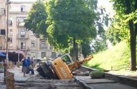 У Золотых ворот в Киеве провалился под землю экскаватор