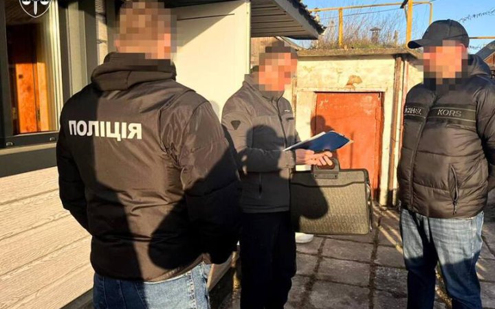 Зловживання під час закупівлі деревини для оборони: провели обшуки в 11 областях