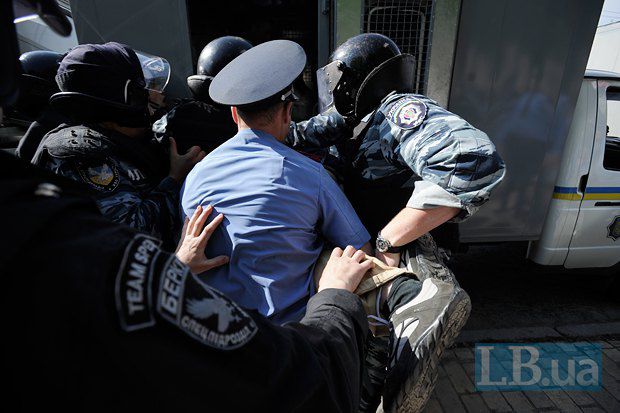 Во время митинга 18 мая милиция демонстрирует мирным гражданам особенности украинского правоприменения