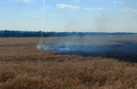 Через російські обстріли на Харківщині горіла пшениця, поранені люди