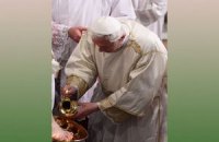 Папа Римский совершил омовение ног 12 священникам