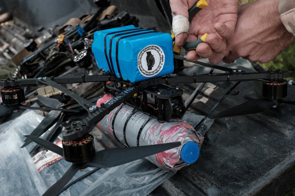 Оператор дронів 93-ї бригади ЗСУ здійснює запуск FPV поблизу лінії фронту в Костянтинівці, 17 червня 2025 року. 