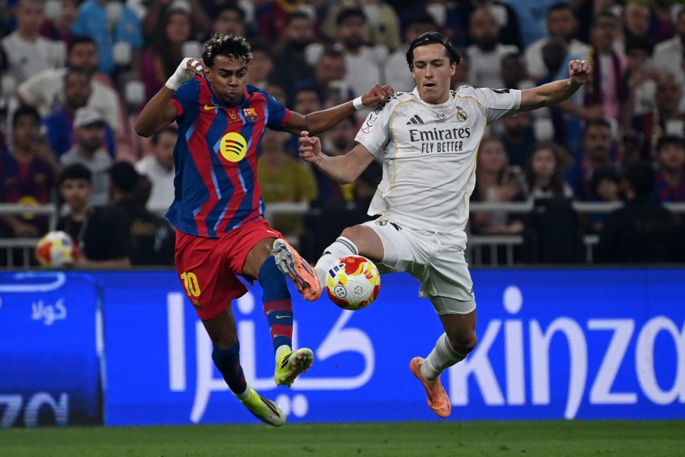 Ямаль бореться за м'яч проти Каррераса