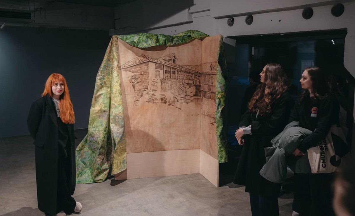 Ельміра Шемсендінова «Родинне гніздо». 2025. Під час виставки «Полином поле поросло».