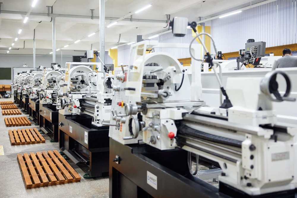 Майстерня Запорізького вищого професійного училища «Моторобудівник» 