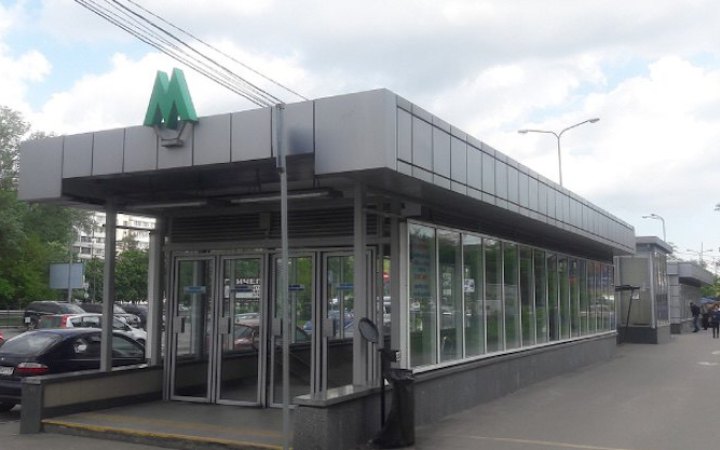 У Києві на станції метро "Теремки" обвалилися елементи підвісної стелі. КП пояснює це наслідками обстрілів