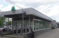 У Києві на станції метро "Теремки" обвалилися елементи підвісної стелі. КП пояснює це наслідками обстрілів