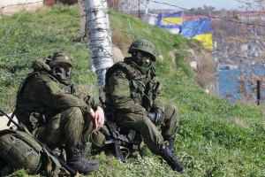"Ворсклу" у Севастополі зустрічали військові з гвинтівкою і кулеметом
