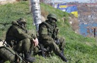 "Ворсклу" в Севастополе встречали военные с винтовкой и пулеметом