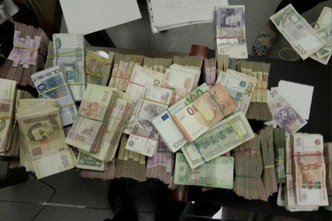 СБУ изъяла крупную сумму денег при обыске в конвертцентре