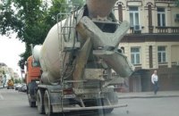 На Бульварно-Кудрявской в Киеве бетоновоз залил бетоном дорогу