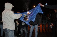 Участники марша УПА сожгли флаг Партии регионов