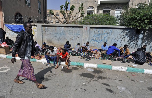 Эритрейские беженцы ждут помощи под офисом ООН в Сане, Йемен