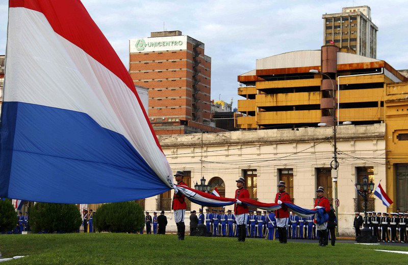 Підняття національного прапора на честь Дня незалежності біля Урядового палацу в Асунсьйоні, Парагвай, 15 травня 2017 року.