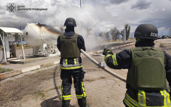 У Нікополі рятувальники ліквідували спричинену обстрілом РФ пожежу