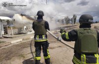 У Нікополі рятувальники ліквідували спричинену обстрілом РФ пожежу