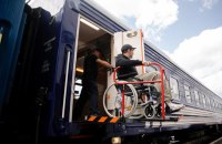 Укрзалізниця показала перший безбарʼєрний вагон для пасажирів на колісних кріслах
