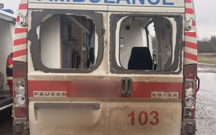 На Харківщині ворожий FPV-дрон атакував авто екстреної допомоги, є постраждалі