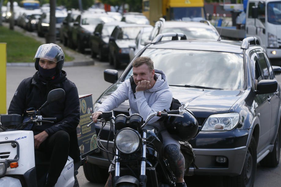 Черга на АЗС у Києві.