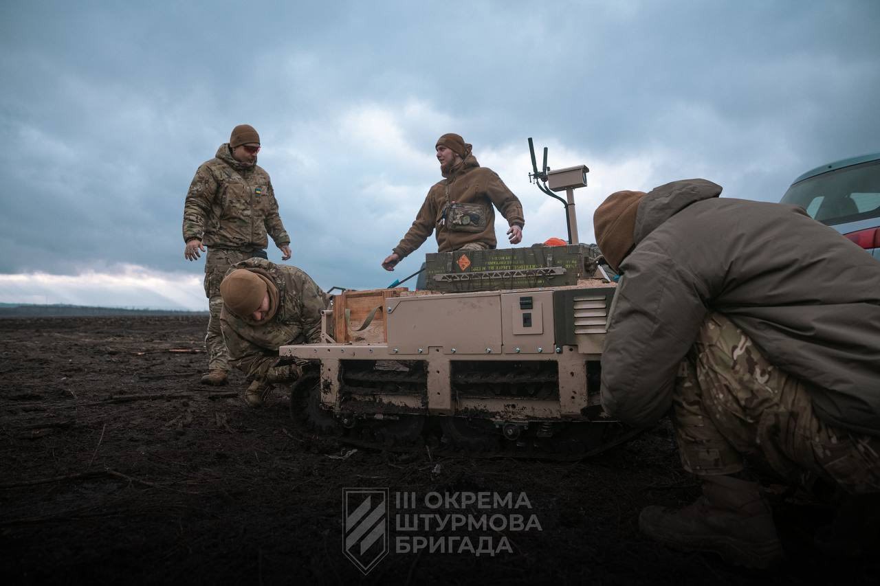 Бійці працюють з наземним дроном.