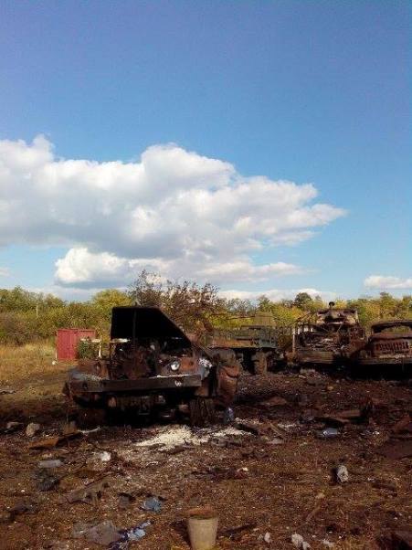 Военная техника после обстрела в районе Песков и Тоненького