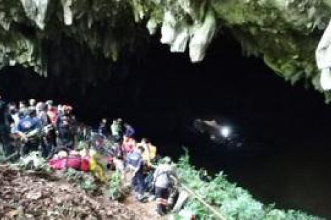 Таиландские спасатели третьи сутки разыскивают детей, потерявшихся в пещере