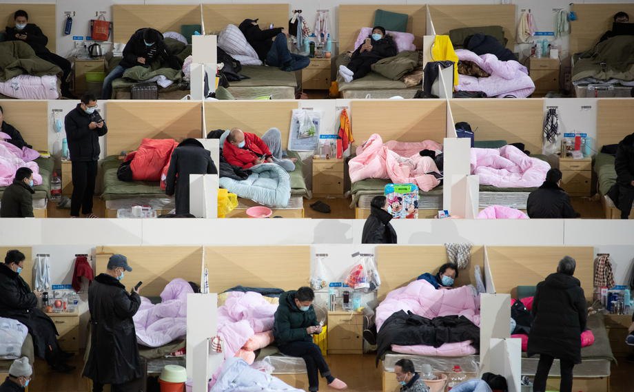 Пацієнти у своїх палатах в імпровізованій лікарні міста Ухань, провінція Хубей, 18 лютого 2020 р.