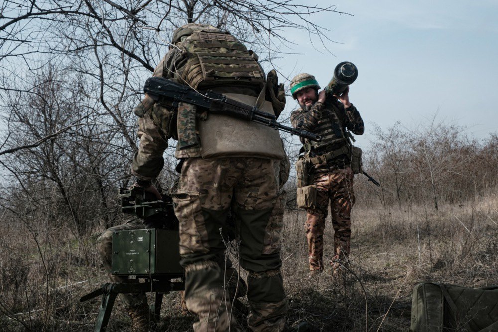 Військовослужбовці 80 окремої десантно-штурмової бригади ЗСУ на позиції з протитанковим керованим ракетним комплексом «Стугна» поблизу Бахмута, 17 березня 2023 року.