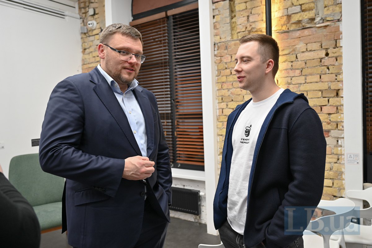 директор НАБУ Семен Кривонос і Андрій Лавренович, HR директор виробника дронів «Генерал Черешня»