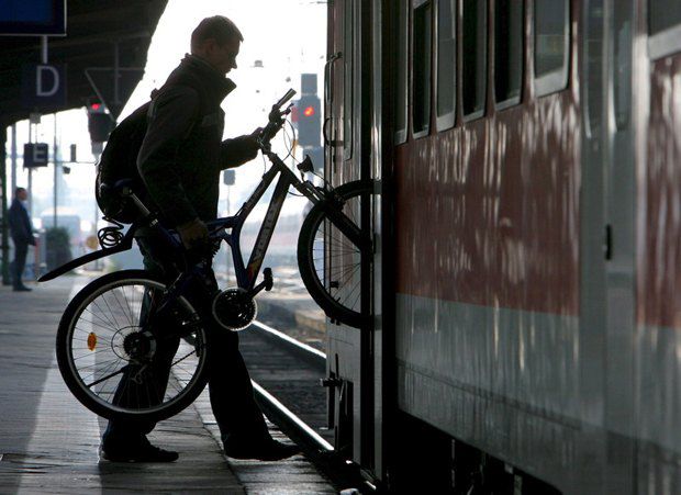 Велосипедисты уже не редкость даже на улицах Киева