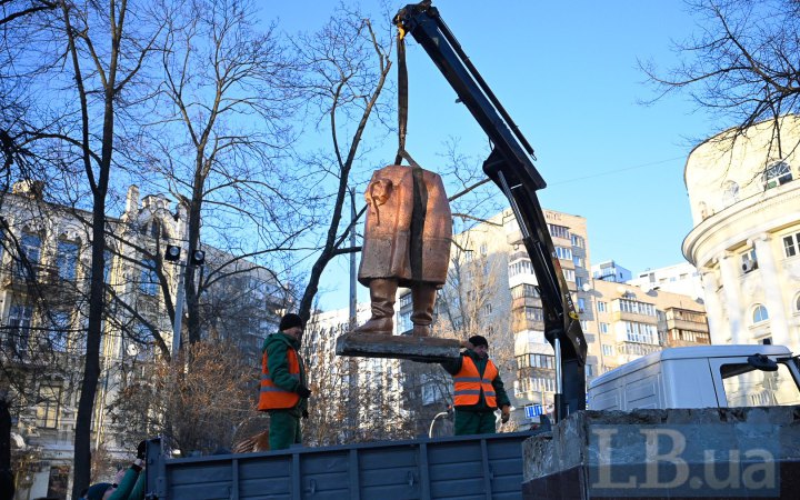 У Києві демонтують пам'ятник Чкалову