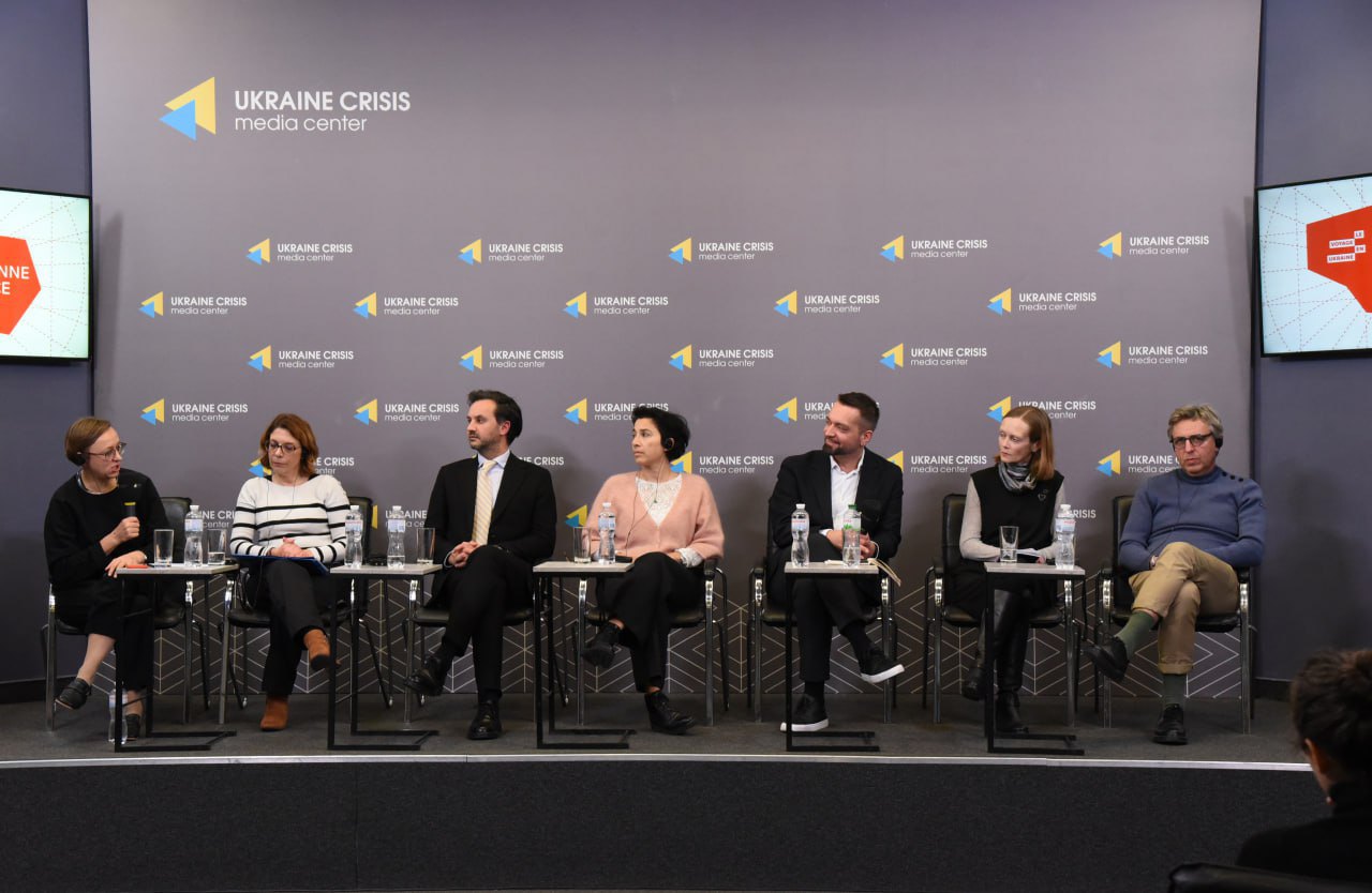 Зліва направо: модераторка Тетяна Олійник, заступниця директора з міжнародних відносин і солідарності міської ради Лілля
Александра Махе, речник Міністерства закордонних справ України Георгій Тихий, президентка Французького інституту Ева Нгуєн Бінь, генеральний директор Українського інституту Володимир Шейко, креативна
директорка Довженко-Центру Олена Гончарук і директор культурного простору <i>La Friche Belle-de-Mai</i> у Марселі Альбан Корб’є-Лабасс 