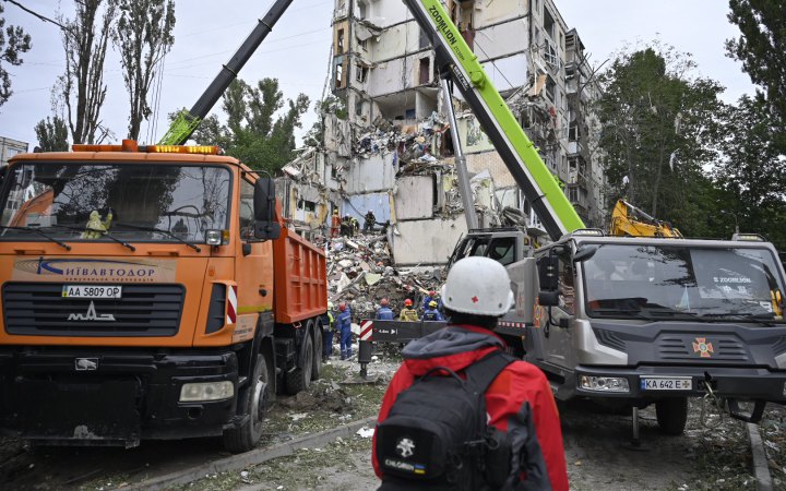Зруйнований внаслідок російського обстрілу під'їзд будинку на Святошино, 31 липня 2025 року. 