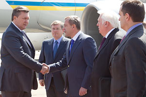 Янукович і Клюєв прилетіли в Дніпропетровськ