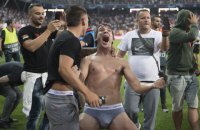 Шалено щасливі фани "Црвени Звезди" роздягали своїх футболістів після матчу із "Зальцбургом" у ЛЧ