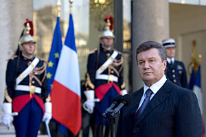 Янукович хочет во Францию на ядерный саммит 
