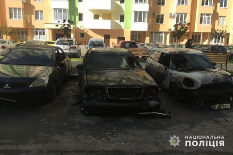 У Коцюбинському на парковці згоріли сім автомобілів