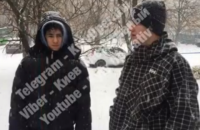 В Киеве подростки распыляли на прохожих слезоточивый газ и снимали на камеру 