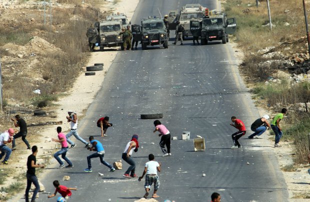Палестинцы закидывают камнями израильский блокспот на Западном берегу
