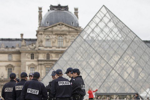 С площади перед Лувром в Париже эвакуировали людей из-за подозрительной сумки