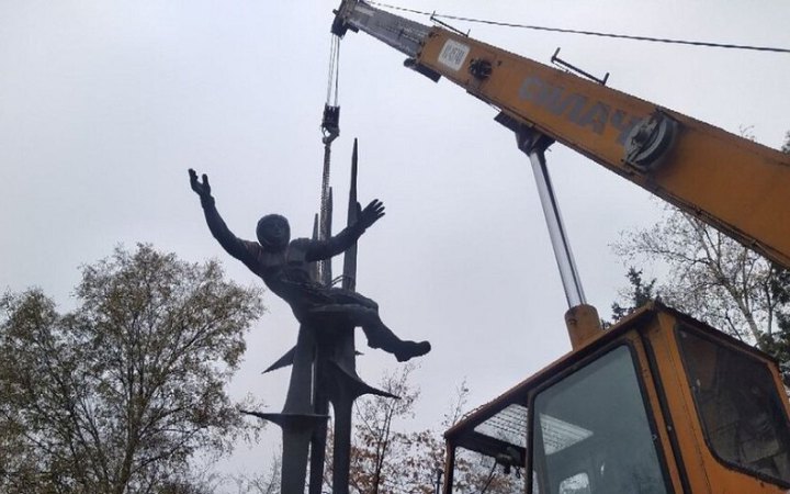 У Львові демонтували скульптуру "Космонавтика", встановлену на честь Терешкової