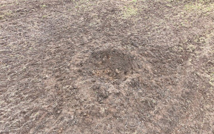 В Естонії фермер виявив кратер від падіння ударного дрона. Влада вважає, що він український