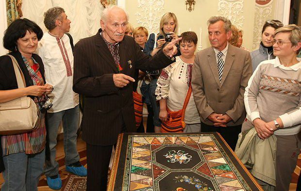 Борис Возницький проводить екскурсію в палаці в Батурині