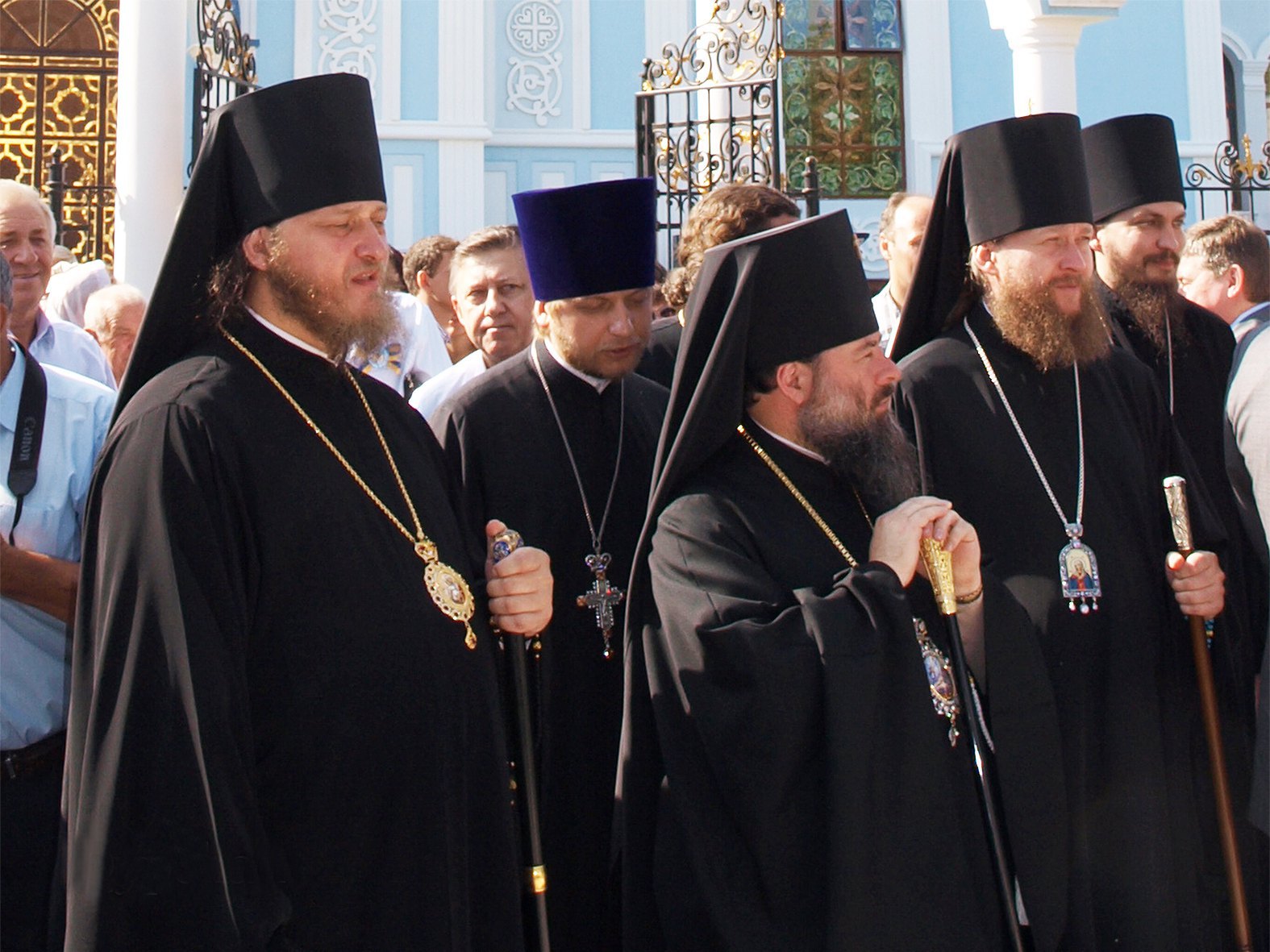 Митрополит Сєвєродонецький Никодим Барановський (1-й зліва), митрополит Пантелеймон (Поворознюк) (2-й справа)