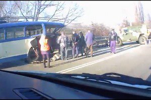 Біля Сімферополя російський "Тигр" врізався в тролейбус: є постраждалі